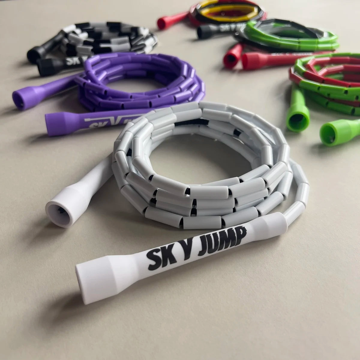 Collection de cordes à sauter perlées SkyJump disponibles en plusieurs coloris.