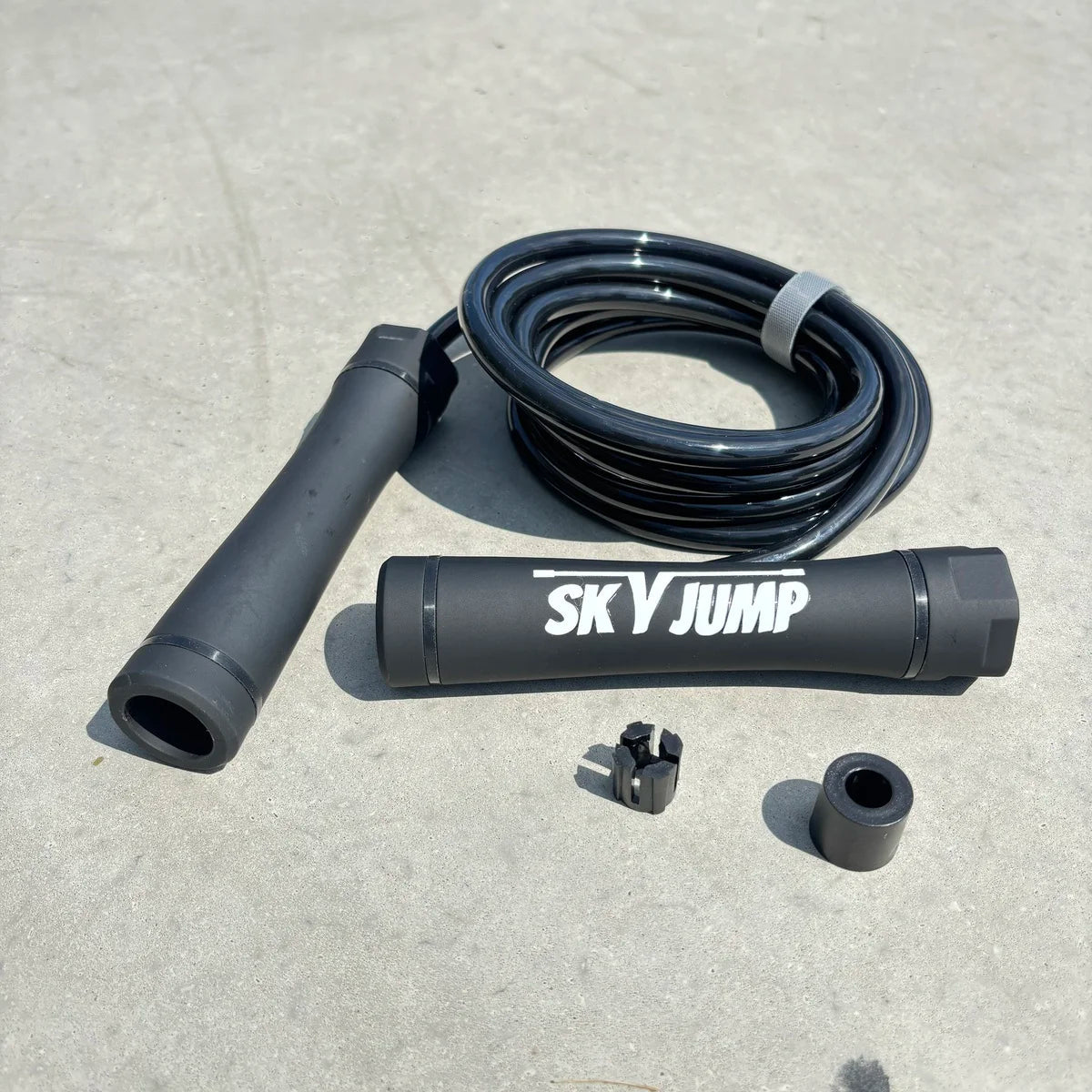 Corde à sauter lestée Night Force 500g, robuste et maniable Skyjump