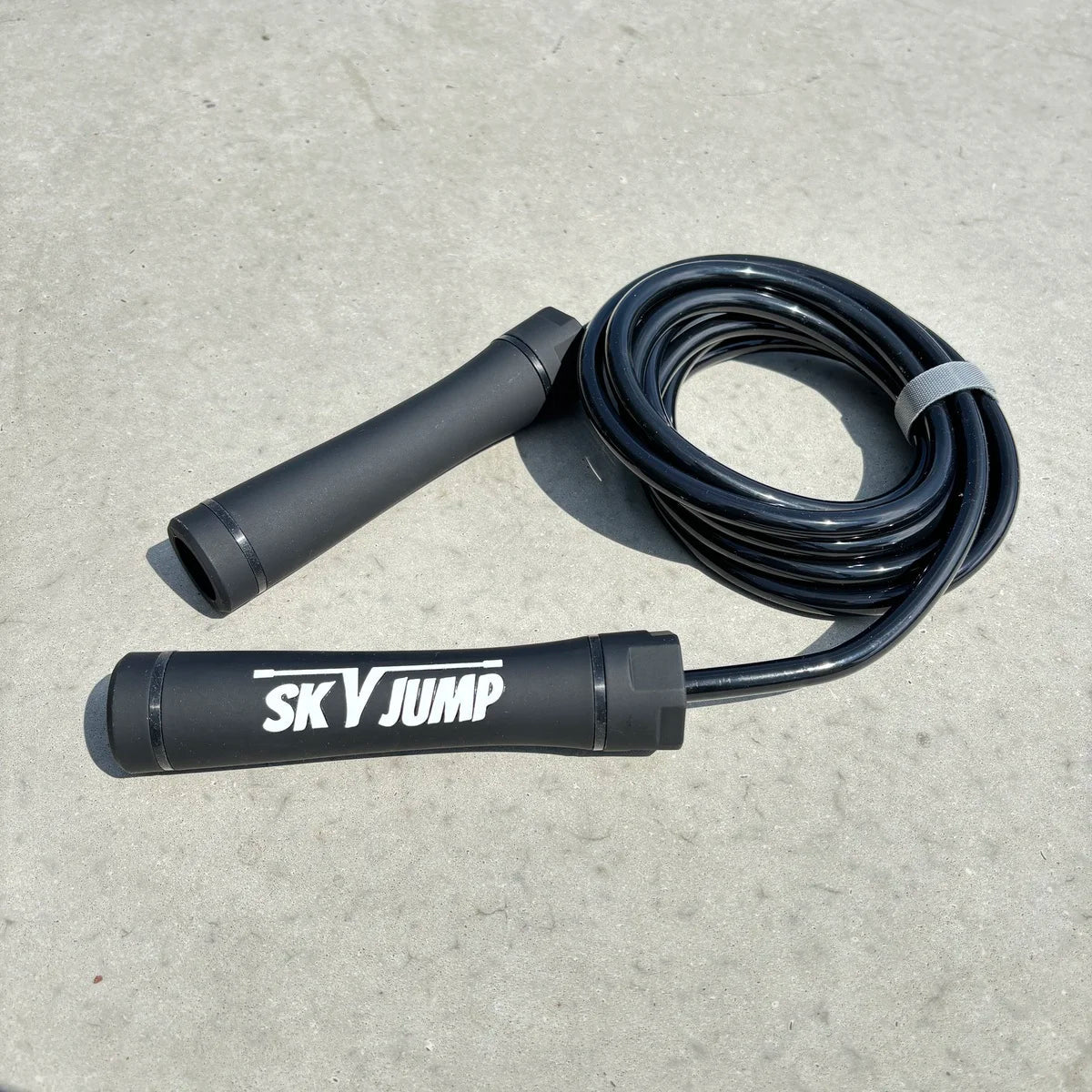 Corde à sauter lestée Night Force 500g, robuste et maniable Skyjump