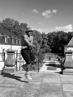 Saut à la corde en cross exécuté par un athlète SkyJump, photo dynamique en noir et blanc. »