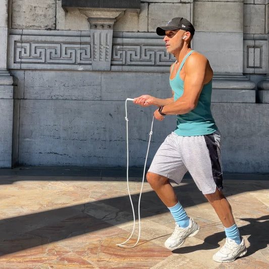 Saut à la corde perlée en tenue de sport, mouvement dynamique et technique maîtrisée. »