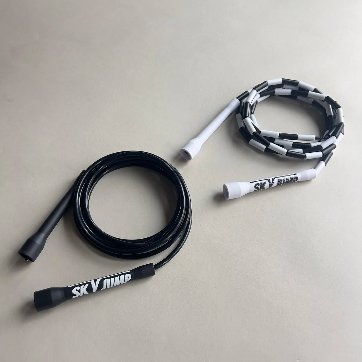 Pack Duo SkyJump : corde à sauter speed noire et corde perlée damier
