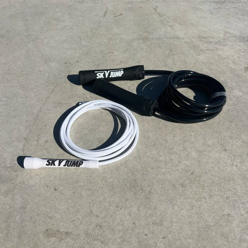 Corde lestée 500 g noire avec poignées noires et corde PVC blanche avec poignées blanches, toutes deux de la marque Skyjump.