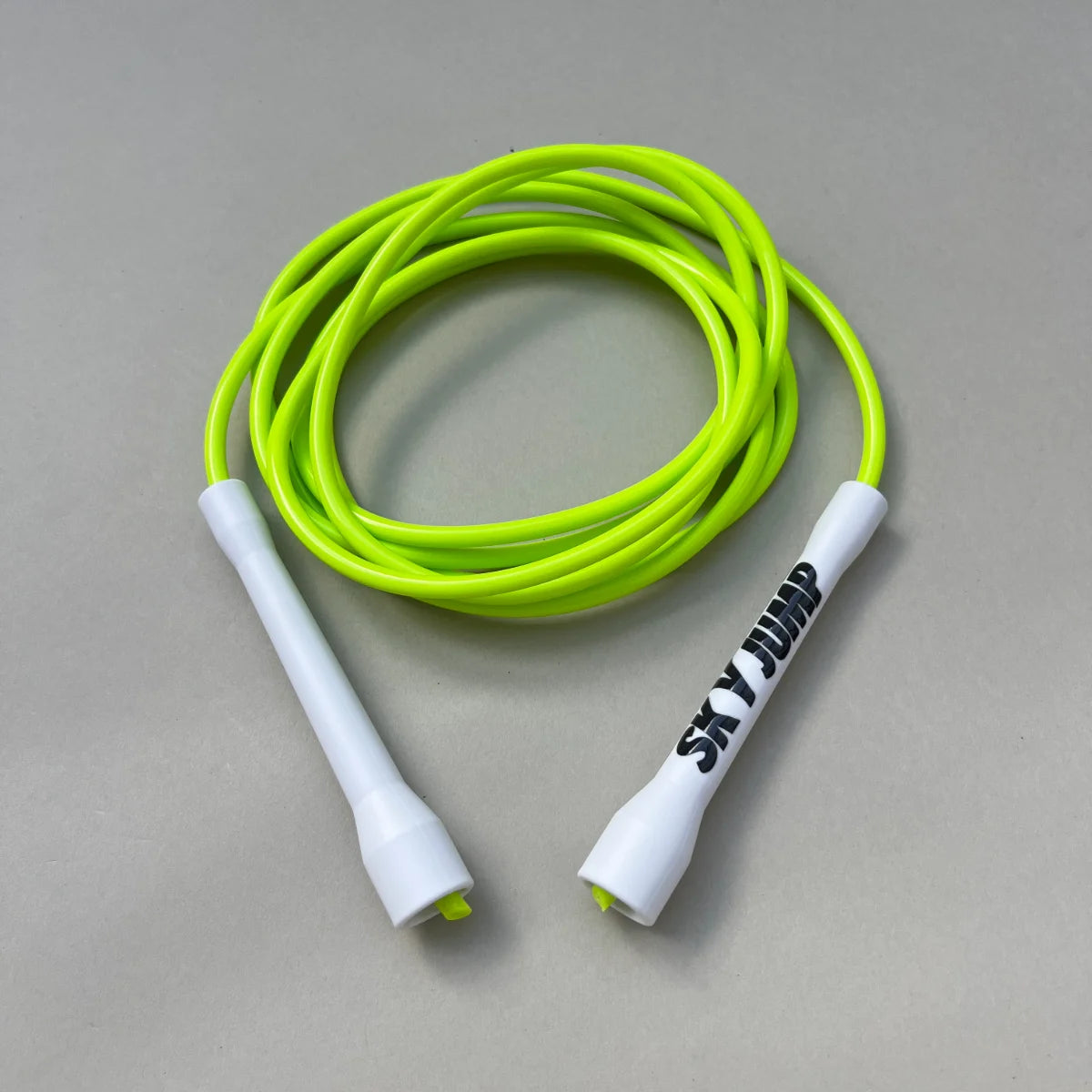 Corde à sauter Apple Green avec câble PVC vert et poignées blanches.
