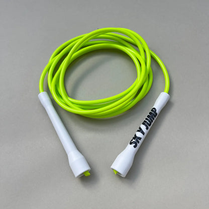 Corde à sauter Apple Green avec câble PVC vert et poignées blanches.