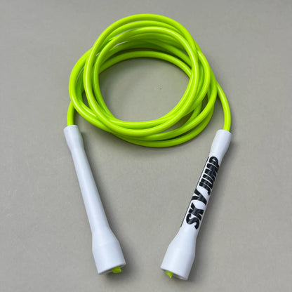 Corde à sauter Apple Green enroulée avec poignées ergonomiques blanches.