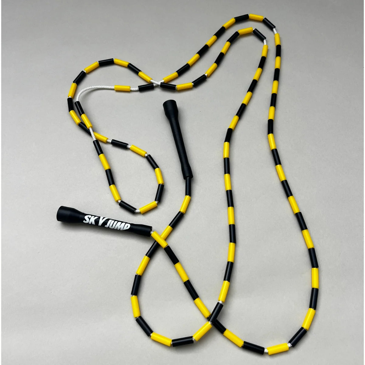 Corde à sauter perlée Sky Bumble entièrement dépliée, noire et jaune.