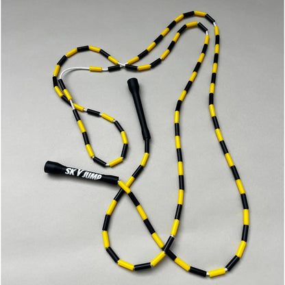 Corde à sauter perlée Sky Bumble entièrement dépliée, noire et jaune.